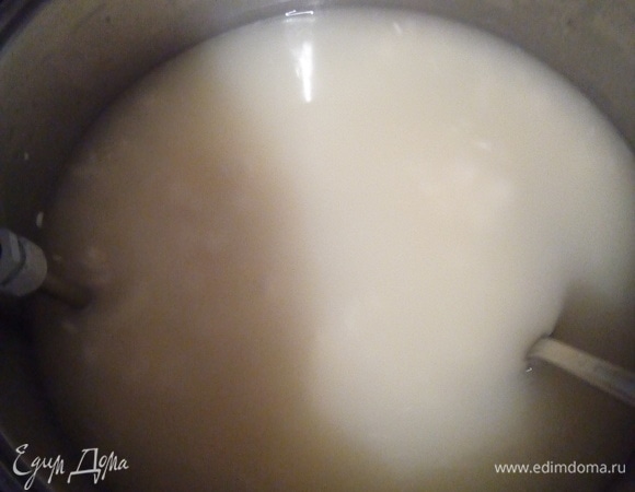 Затем необходимо добавить теплой кипяченой воды. Столько, сколько отобрали сыворотки (в данном случае это 4,5 л). Таким образом мы понизим кислотность сыра. Теперь нужно догнать температуру до 42°C и аккуратно вымешивать (общее время должно составлять 25 минут).