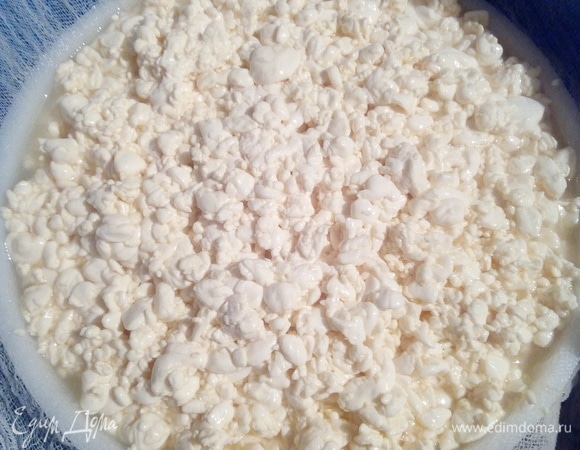 Выкладываем сырное зерно, не уплотняя его. Так масса должна быть рыхлой и насыщенной воздухом. Именно это в дальнейшем придаст ажурную структуру сыру. Как объясняет один хороший сыровар: «У российского сыра глазки должны быть механическими, то есть образовавшимися при неплотном насыпании зерна в форму».