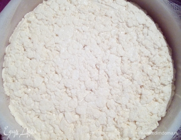 Вот так выглядит сыр после самопрессования.