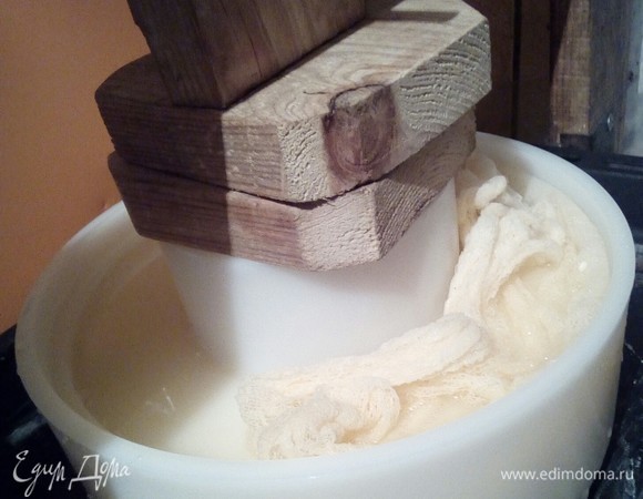 Дальше уже нужно прессовать сыр прессом. У нас он двухрычажный, деревянный, муж сам его сделал по чертежам из YouTube. Прессуем по правилу для полутвердых сыров: 30 минут — два веса головки сыра, 1 час — три веса головки сыра, 2 часа — 4 веса головки сыра. Но каждый подстраивается под себя, у всех получается индивидуально. Так как часто варю сыр на ночь, то последние 2 часа для сыра часто не соблюдаю (рано встаю, поздно ложусь, нет сил, чтобы вставать еще и ночью), то часто оставляю сыр в форме до утра. Что совершенно не повлияло ни на структуру, ни на вкус сыра, в чем я уже достоверно убедилась.