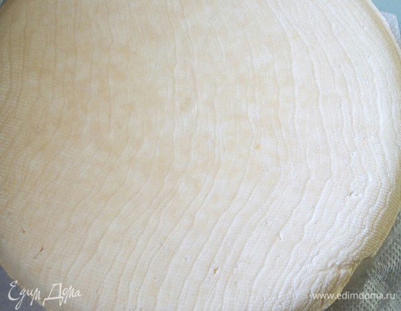 Затем достаем сыр из формы и взвешиваем, чтобы правильно рассчитать время посола.