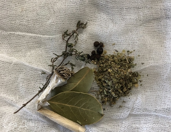 В марлю выкладываем лавровый лист, веточку тимьяна, корешок чеснока, орегано, базилик, майоран, розмарин, чабер, шалфей, завязываем плотно.