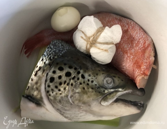 Голову лосося, окуня, лук, сельдерей, букет специй отправляем вариться. Полчаса кипит, полчаса через край бежит, полчаса трубку прочищаем :)