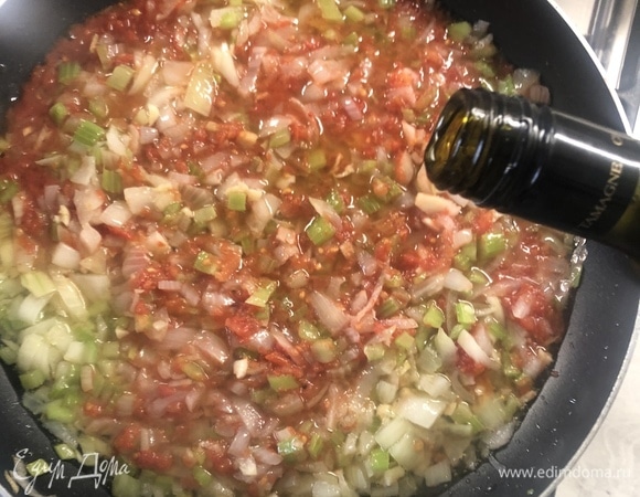 Добавляем 100 мл вина, перемешиваем, убираем в сторону.