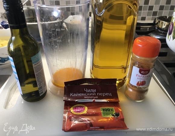 Готовим соус руй. Смешиваем желток, 50 мл белого вина, оливковое масло (100 мл), паприку, кайенский острый перец, соль. Взбиваем венчиком, вмешиваем панировочные сухари.