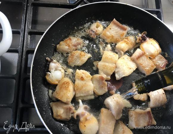 Давим чеснок, отправляем в сливочное масло, обжариваем до золотистой корочки нарезанных на кусочки каракатицу и пеленгаса.