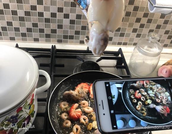 Повторяем процедуру с креветками, осьминогом и морским коктейлем. В это же время нарезаем багет, отправляем в разогретую духовку, готовим до золотистой корочки. Это будут наши крутоны. 