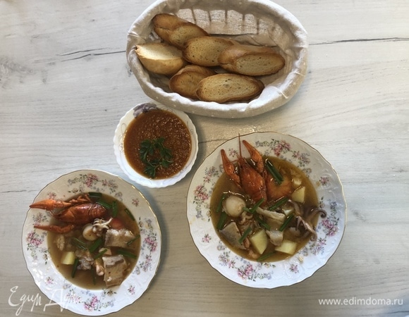 Вуаля, все готово, выкладываем на тарелку, украшаем перьями чеснока. Приятного аппетита!