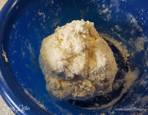 Для теста смешать все ингредиенты. Тесто собрать в шар, положить в пакет и убрать в холодильник минут на 40.