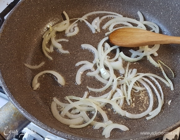 Для начинки лук нарезать полукольцами и обжарить до золотистого цвета.