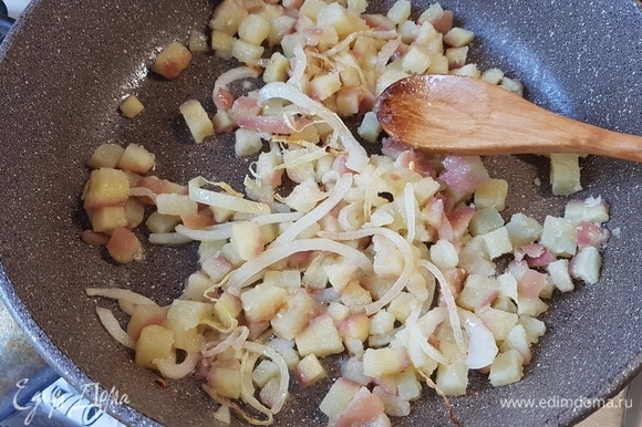 Вареную картофелину нарезать кубиком. Добавить к луку и обжаривать несколько минут.