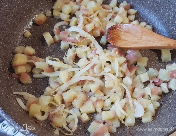 Вареную картофелину нарезать кубиком. Добавить к луку и обжаривать несколько минут.