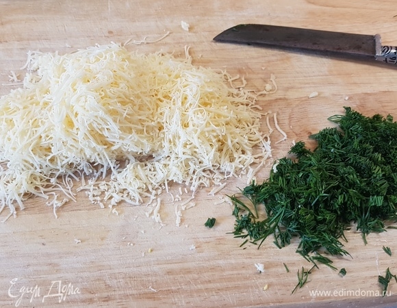 Сыр натереть на мелкой терке, укроп мелко нарезать.
