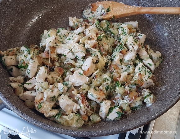 Куриную грудку нарезать небольшими кусочками. Добавить к луку с картошкой и жарить до готовности. Посолить по вкусу. Добавить укроп и сыр, все быстро перемешать. Начинка готова.