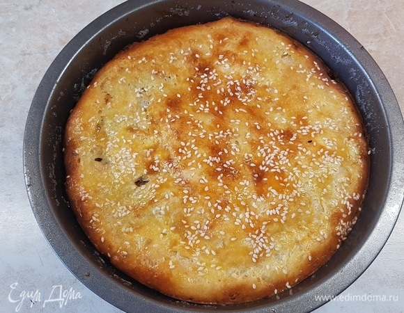 Достать пирог и дать ему остыть. Он хорош как в горячем виде, так и в холодном.