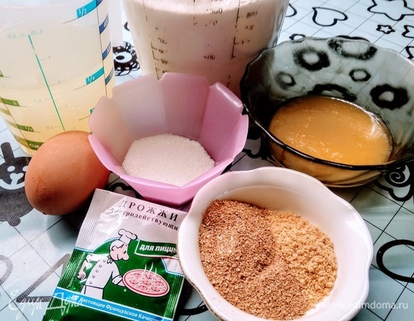 Подготовить ингредиенты. Муку просеять, сыворотку подогреть до комнатной температуры, яйцо заранее достать из холодильника, масло растопить (1 минута в микроволновке) и охладить. Дрожжи я беру быстродействующие для пиццы: расход — 1 пакетик (12 г) на 500 г муки. Если у вас 1 пакетик на 1 кг муки, то нужно взять только 6 г дрожжей.