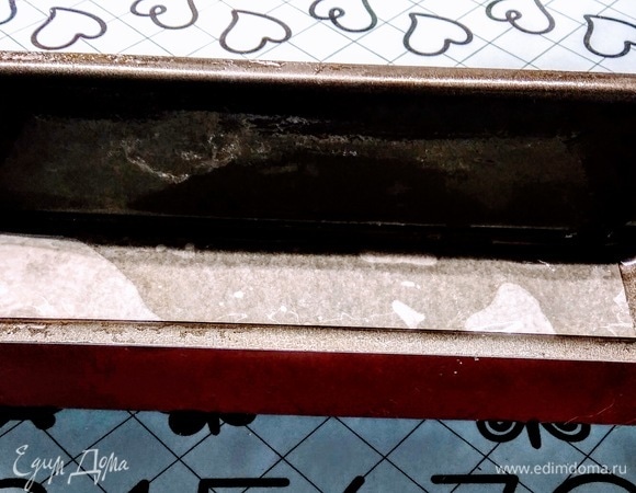 Все ингредиенты выложить в тестомешалку. Вымешивать не менее 10 минут. Дно формы для хлеба (кекса) выложить пекарской бумагой. Хорошо смазать растительным маслом стенки и дно. Включить духовку на 40°C.