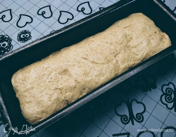 Отправить форму с тестом опять в духовку (температура все еще 40°C) для небольшого подъема. Следите за тем, чтобы тесто не расползлось — ему достаточно подняться на 1–1,5 см над бортиками формы. Как только это произойдет, включаем духовку на 180°C (верхний и нижний нагрев) и сразу засекаем 55 минут.