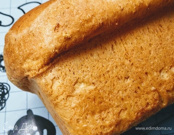 По окончании программы достать хлеб из формы, завернуть в полотенце и уложить на решетку. После полного остывания убрать в пакет и в холодильник. В хлебопечку ингредиенты выкладывать последовательно, как указано в разделе «Ингредиенты». Режим выпекания — №1 или «Основной хлеб», корочка средняя, вес изделия — 750 или 1000 г. Приятного аппетита!