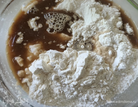 Далее ввести муку и снова перемешать.