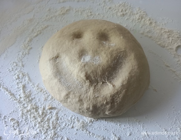 Добавить соль, замесить тесто.