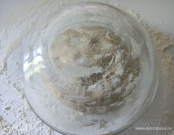 Накрыть тесто тарелкой, оставить на 10 минут.