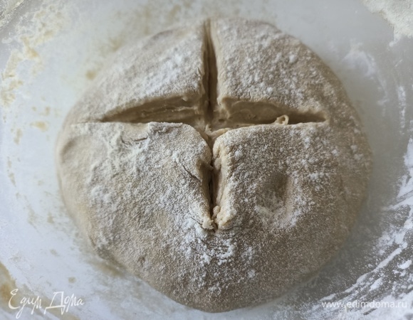Затем снова вымесить тесто и оставить еще на 10 минут. И так повторить еще два раза.