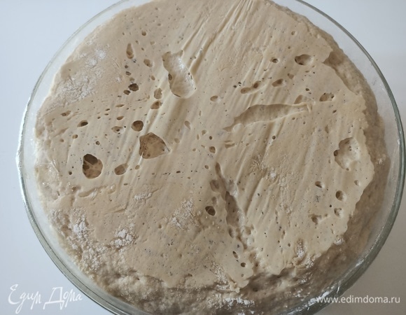 Снова вымесить тесто, на этом этапе оно получается гладким и эластичным. Переложить в глубокую миску. Накрыть пищевой пленкой и поставить в теплое место на 4 часа.