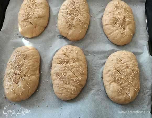 Переложить булочки на противень. Сверху сделать надрезы, посыпать кунжутом и солью.