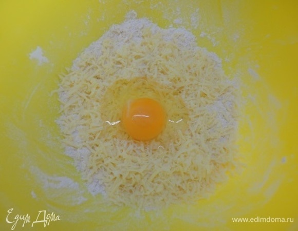 Добавить тертый чеддер и яйцо. Замесить тесто и убрать в холодильник на 30 минут.