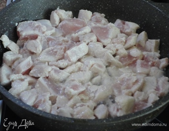 Нарезать курицу средними кусочками и обжарить на оливковом масле, чтобы она немного побелела.