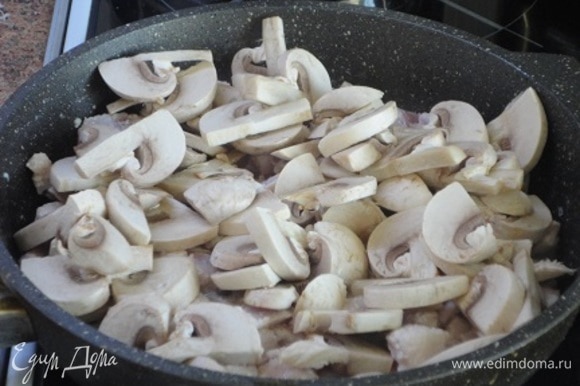 Затем добавляем нарезанные грибы и обжариваем вместе, пока не выпарится вся влага, а курица слегка поджарится. Выложить в отдельную посуду.