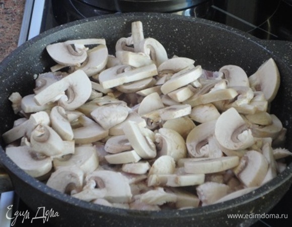 Затем добавляем нарезанные грибы и обжариваем вместе, пока не выпарится вся влага, а курица слегка поджарится. Выложить в отдельную посуду.