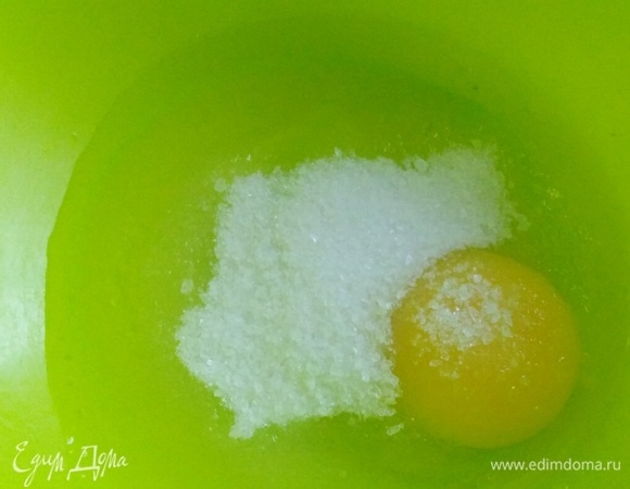 Яйцо смешать с солью и сахаром.
