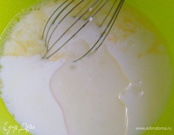 Добавить кефир комнатной температуры и растительное масло.