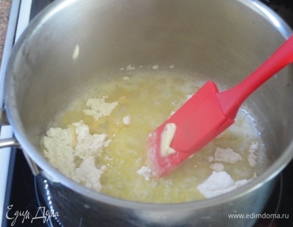 Для соуса в сотейнике растопите сливочное масло, добавьте муку и тщательно перемешайте до однородной массы.