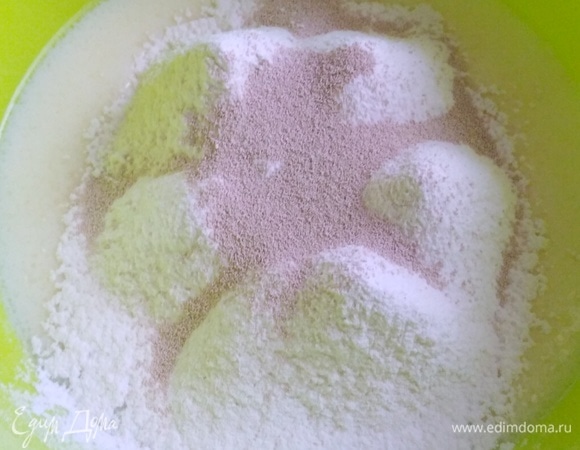 Всыпать просеянную муку и сухие дрожжи.
