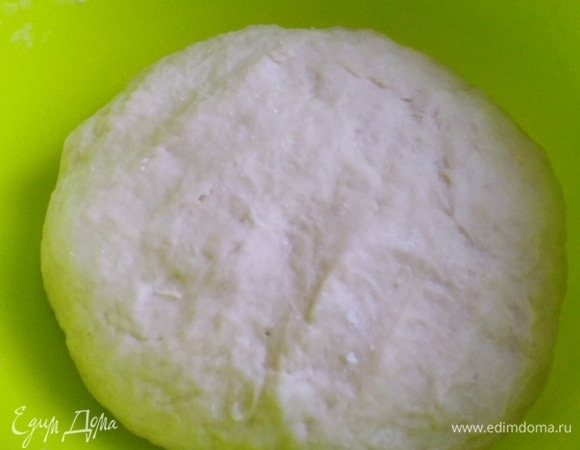 Замесить тесто. Накрыть. Оставить для расстойки на 1–1,5 часа.