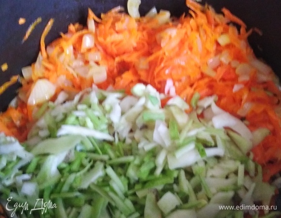 Приготовить начинку. На растительном масле обжарить нарезанный лук и натертую морковь. Добавить нашинкованную капусту. Тушить до полуготовности.