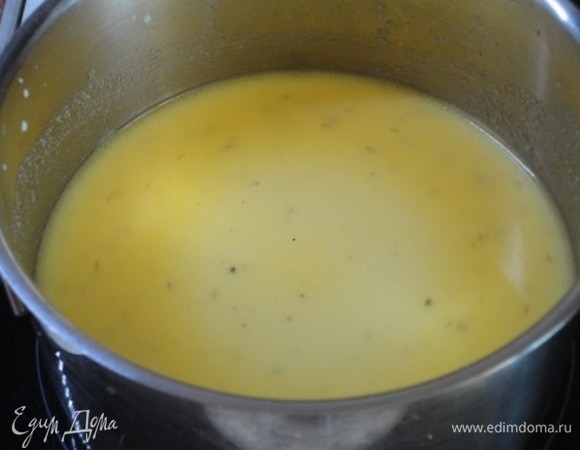 В отдельной посуде смешайте горячий бульон (я использовала бульонный кубик) с молоком, перцем и солью. Вылейте эту смесь к маслу с мукой, тщательно размешивая. Убавьте огонь и варите, постоянно помешивая, до загустения.