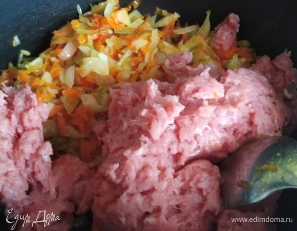 Свинину пропустить через мясорубку или измельчить блендером. Соединить с овощами. Посолить, поперчить. Обжарить до изменения цвета мяса. В конце добавить зелень.