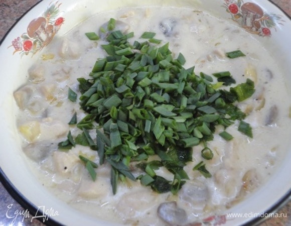 Добавьте соус к начинке, сюда же — рубленые лук и петрушку, перемешать и оставить полностью остывать.