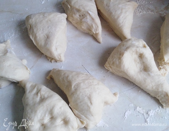 Подошедшее тесто разделить на восемь равных частей.