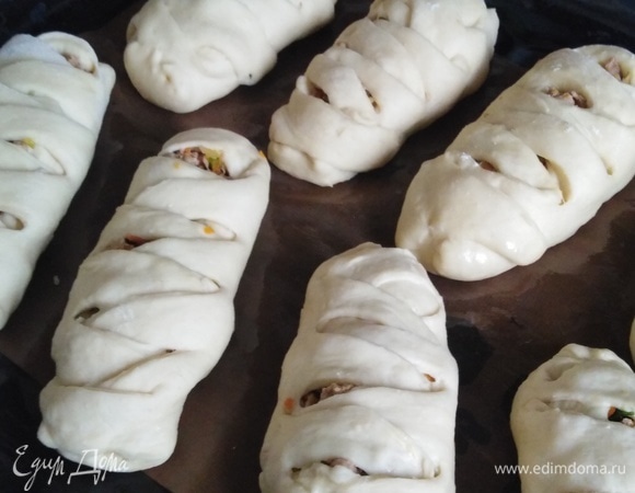 Получившиеся заготовки выложить на противень. Накрыть полотенцем. Дать расстояться в течение 20–30 минут.