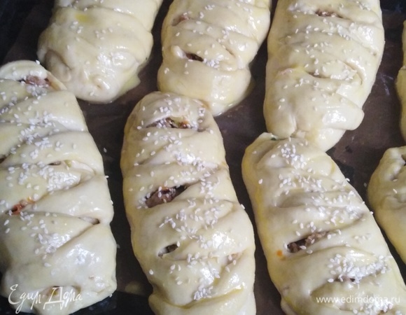 Смазать желтком. Посыпать кунжутом.