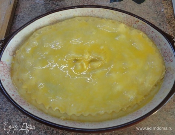 Сверху накрыть оставшимся тестом, смазать яйцом, в верхней части сделать надрезы.