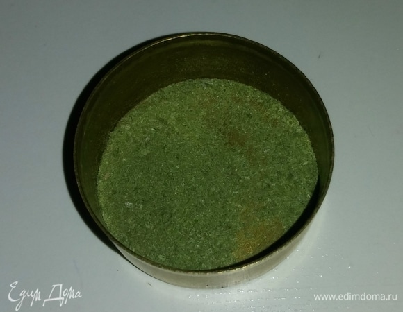 Сушеный зеленый лук я измельчила в мельнице для специй.