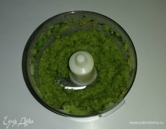Затем кладем нарезанные репчатый лук, зелень петрушки и оливки в блендер. Также добавляем туда измельченный сушеный зеленый лук и сушеный чеснок. Все измельчаем до состояния пюре.