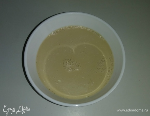 В глубокую емкость наливаем молоко, соевый соус и добавляем майонез. Перемешиваем все до однородного состояния.