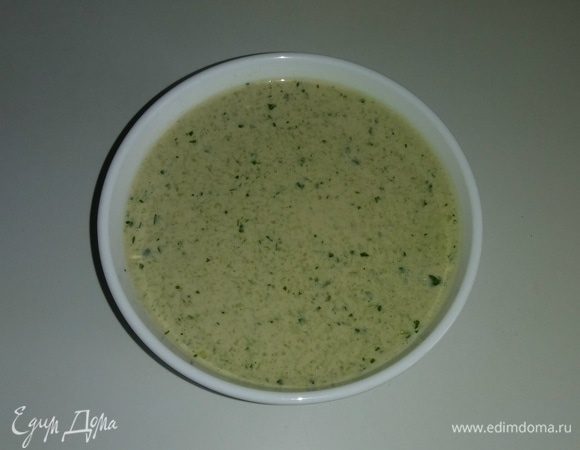 Готовим зеленый соус для семги. Для этого соединяем вместе измельченную смесь репчатого лука, оливок, зелени петрушки и специй со смесью молока, соевого соуса и майонеза.